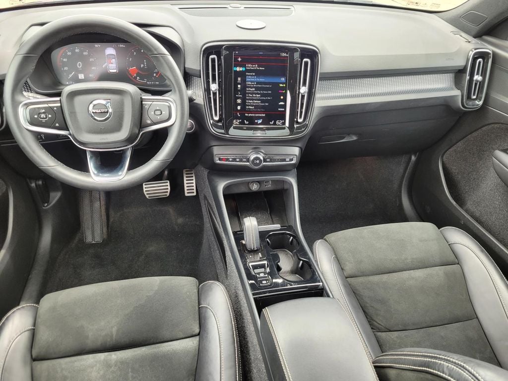 2022 Volvo XC40 R-Design