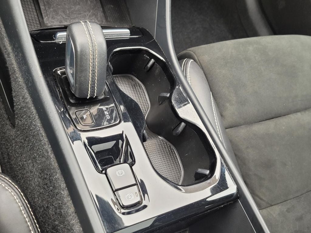 2022 Volvo XC40 R-Design