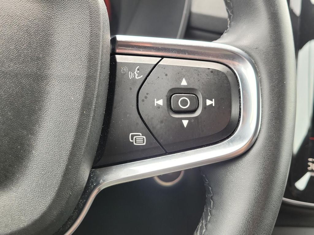2022 Volvo XC40 R-Design
