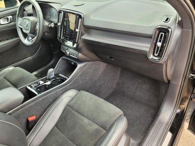2022 Volvo XC40 R-Design