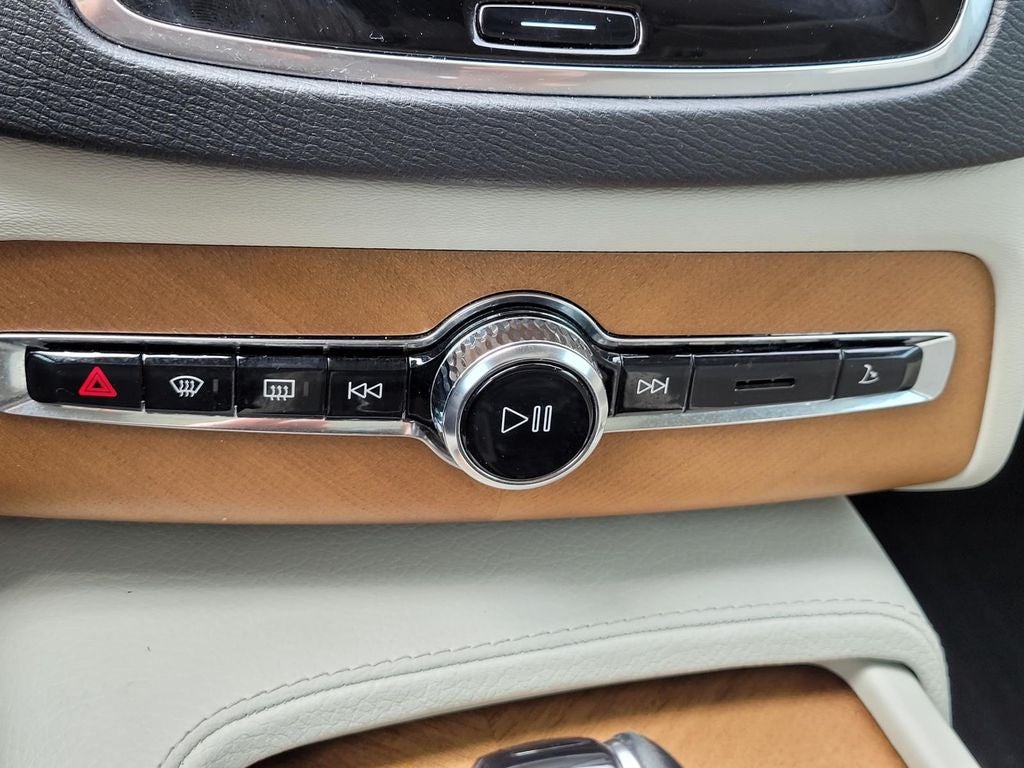 2022 Volvo XC90 Momentum