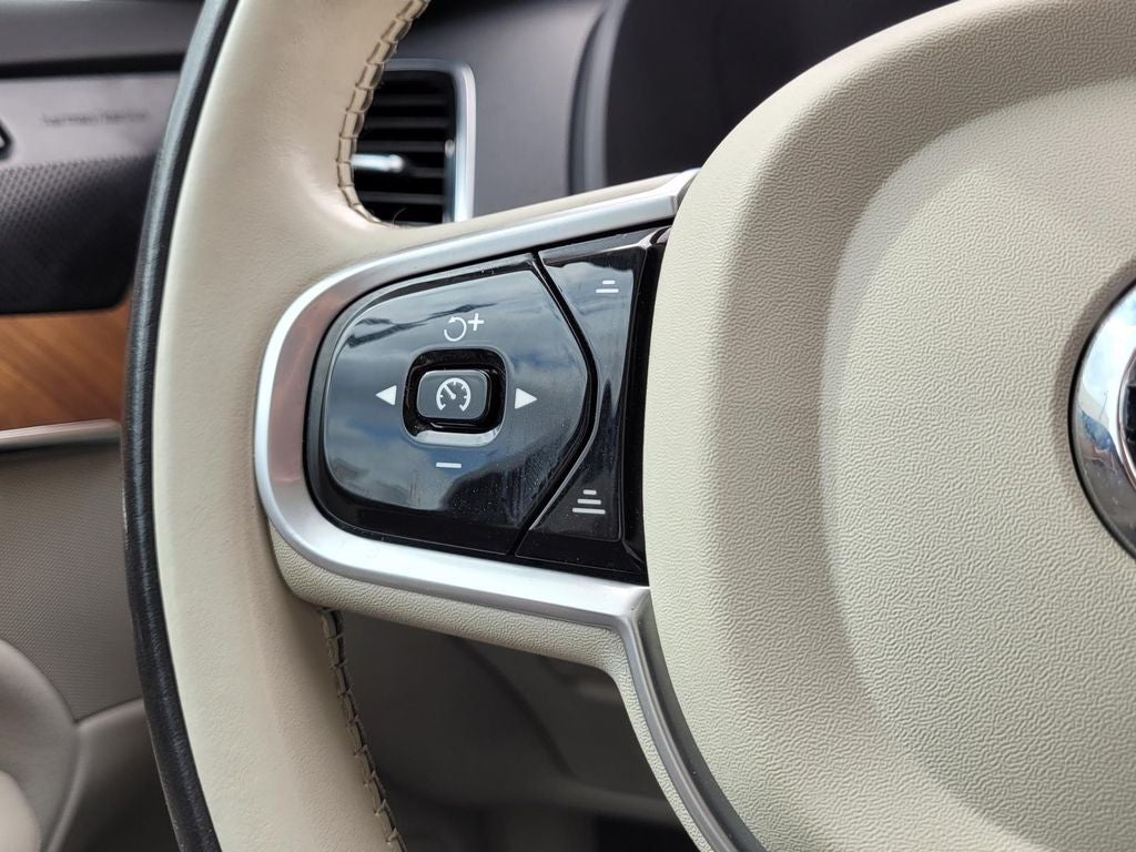 2022 Volvo XC90 Momentum
