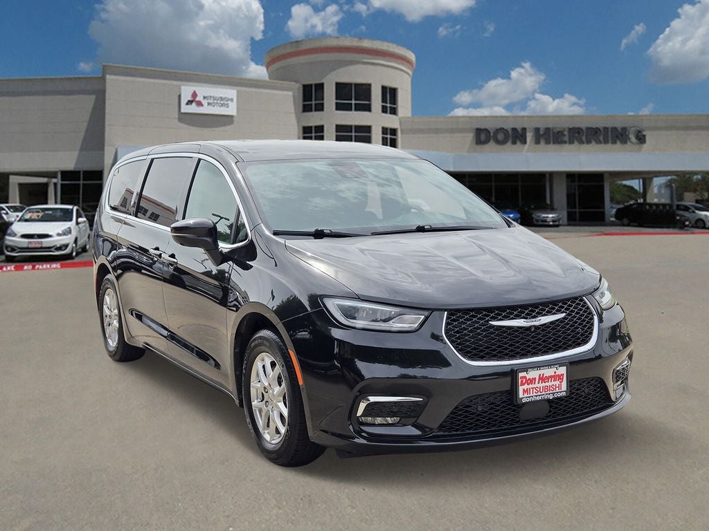 2023 Chrysler Pacifica Touring L's photo