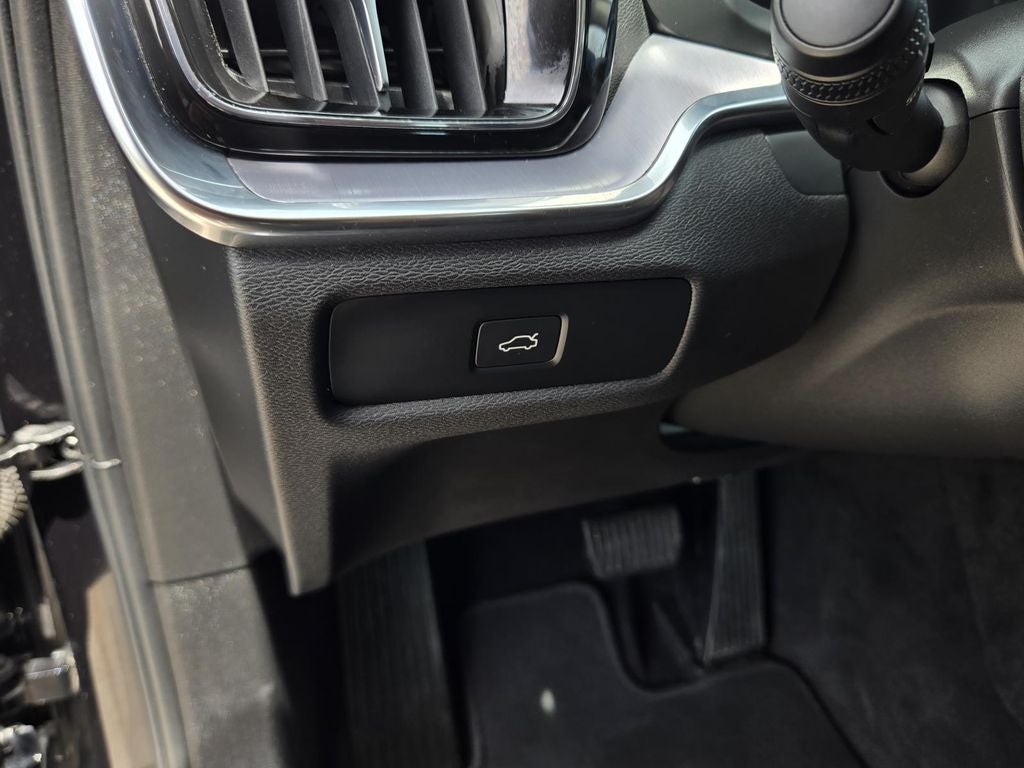 2024 Volvo S60 Core Dark Theme