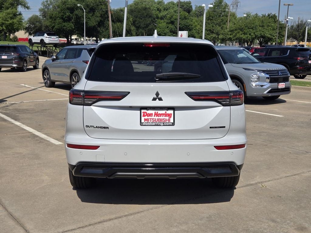 2026 Mitsubishi Outlander LE