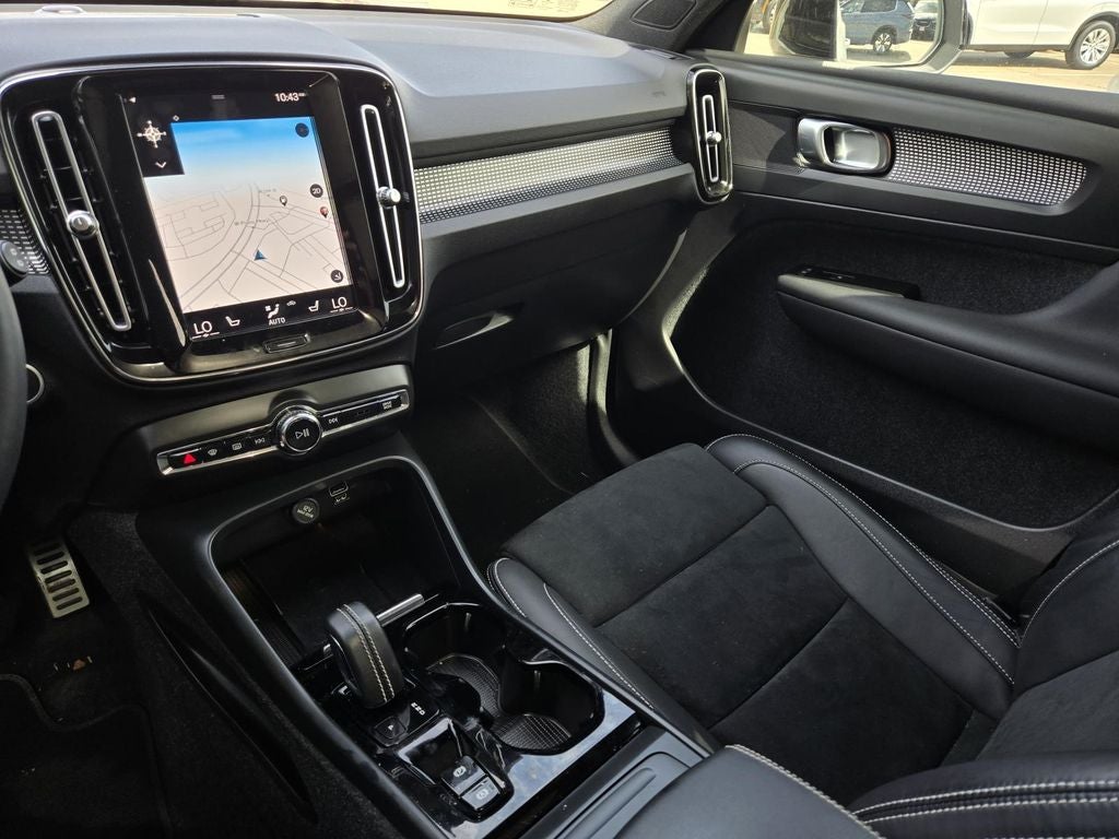 2022 Volvo XC40 R-Design