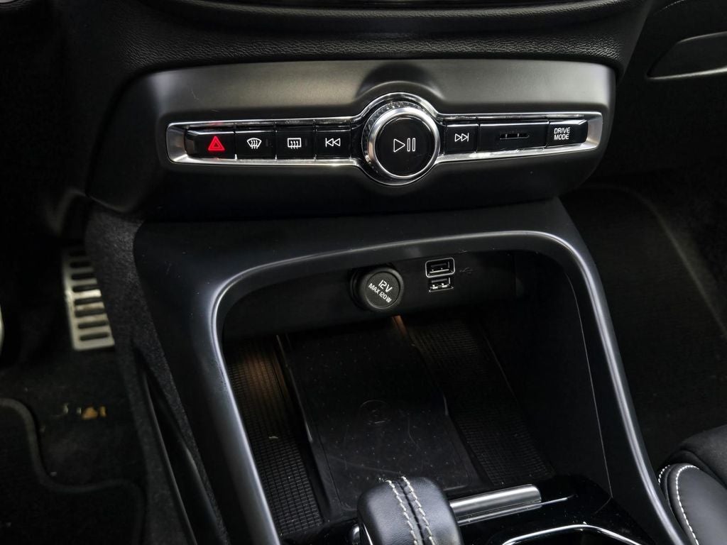 2022 Volvo XC40 R-Design