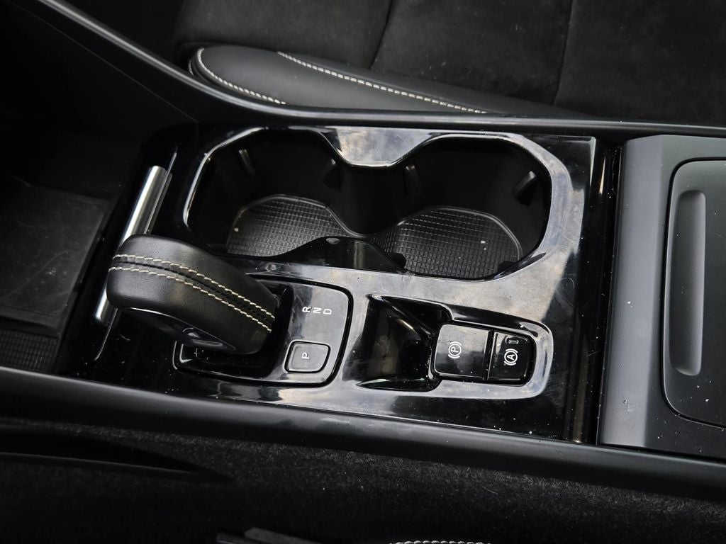 2022 Volvo XC40 R-Design