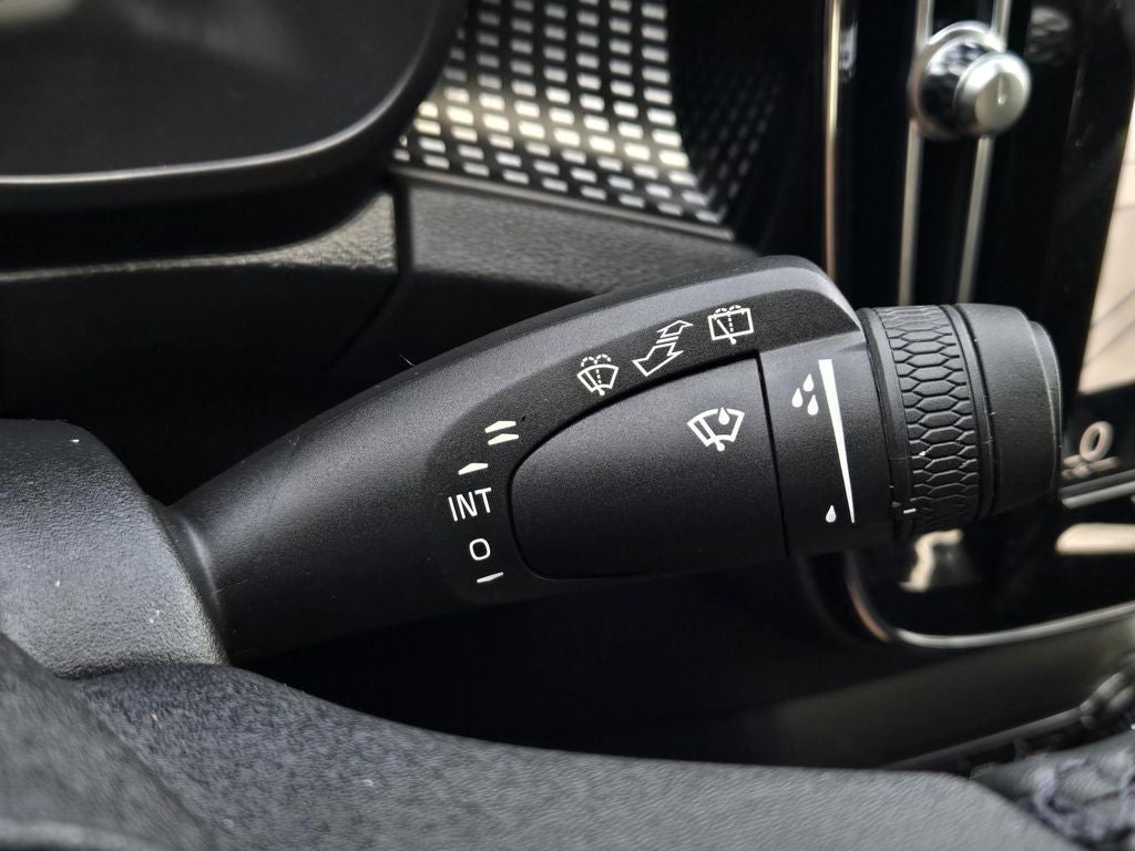 2022 Volvo XC40 R-Design